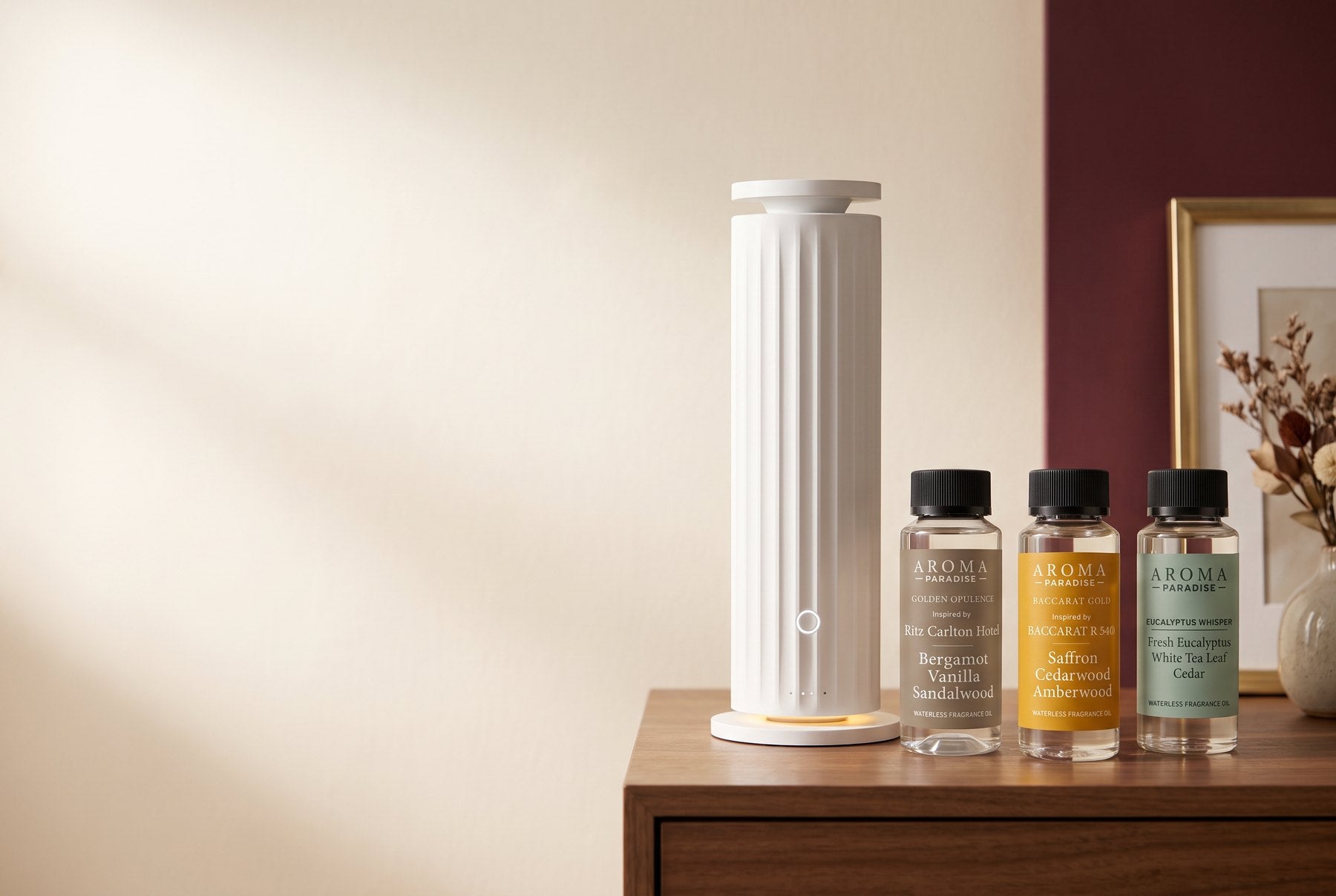 Un difusor Tower Pro de aire frío junto a un aceite de fragancia sin agua Golden Opulence de Aroma Paradise en una consola de madera.